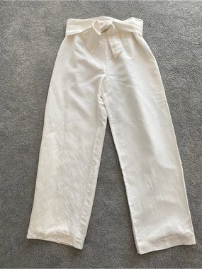 Beautiful Linen Blend White Pants w/ Attached
Tie Belt, Lined, Size 6